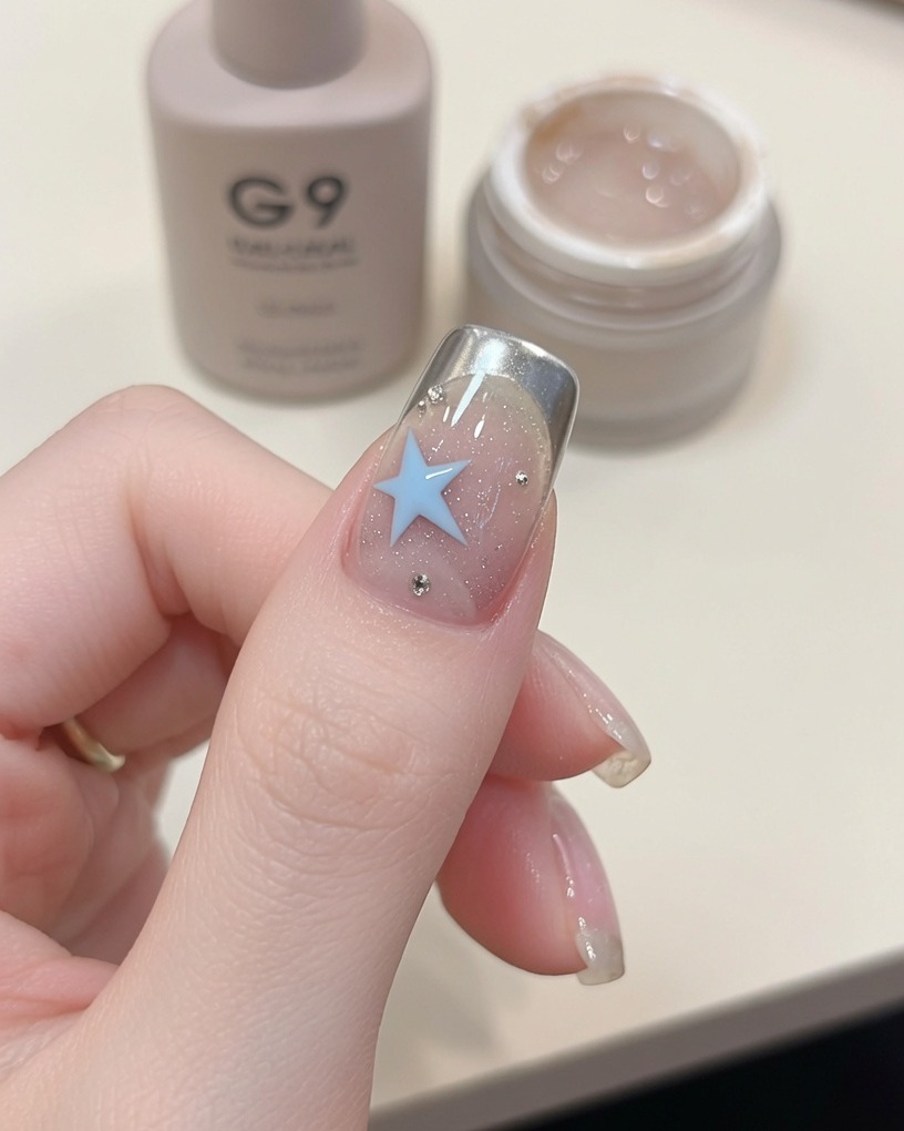 최종 큐어링 과정에서 네일 램프 안에 손을 넣고 있는 모습.