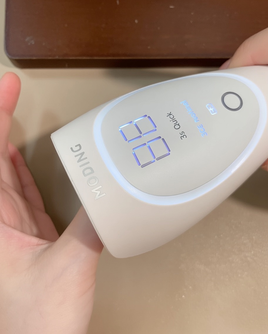 휴대용 LED 램프 아래에서 최종 큐어링을 진행 중인 모습.
