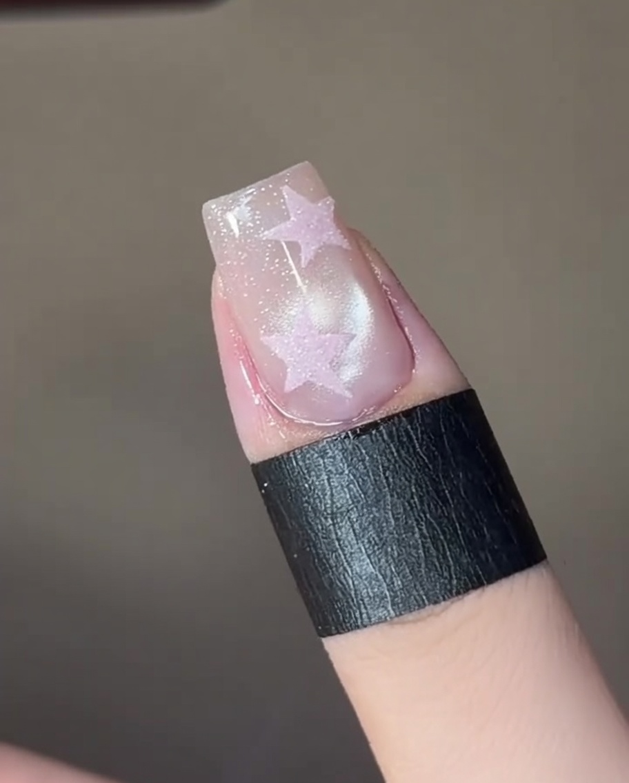 캣츠아이 효과를 완성한 후 미니 LED 램프에서 네일을 큐어링하는 모습.