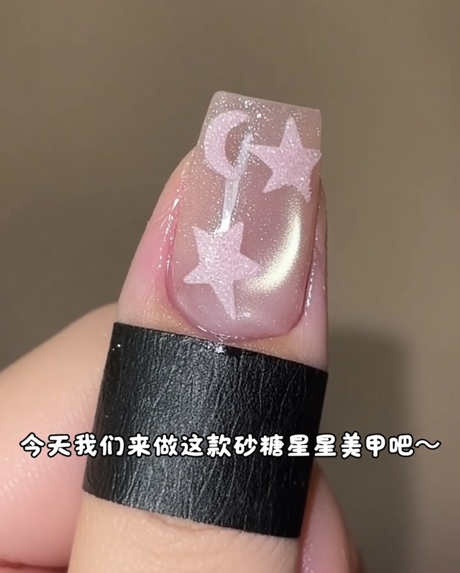 UV/LED 램프 안에 손을 넣고 큐어링하는 손가락 클로즈업.