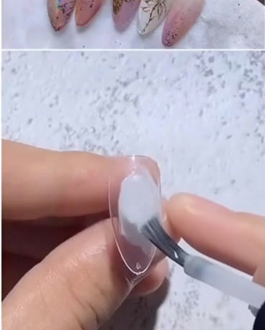밀키 화이트 젤 폴리시를 네일 중앙에 도포하는 모습