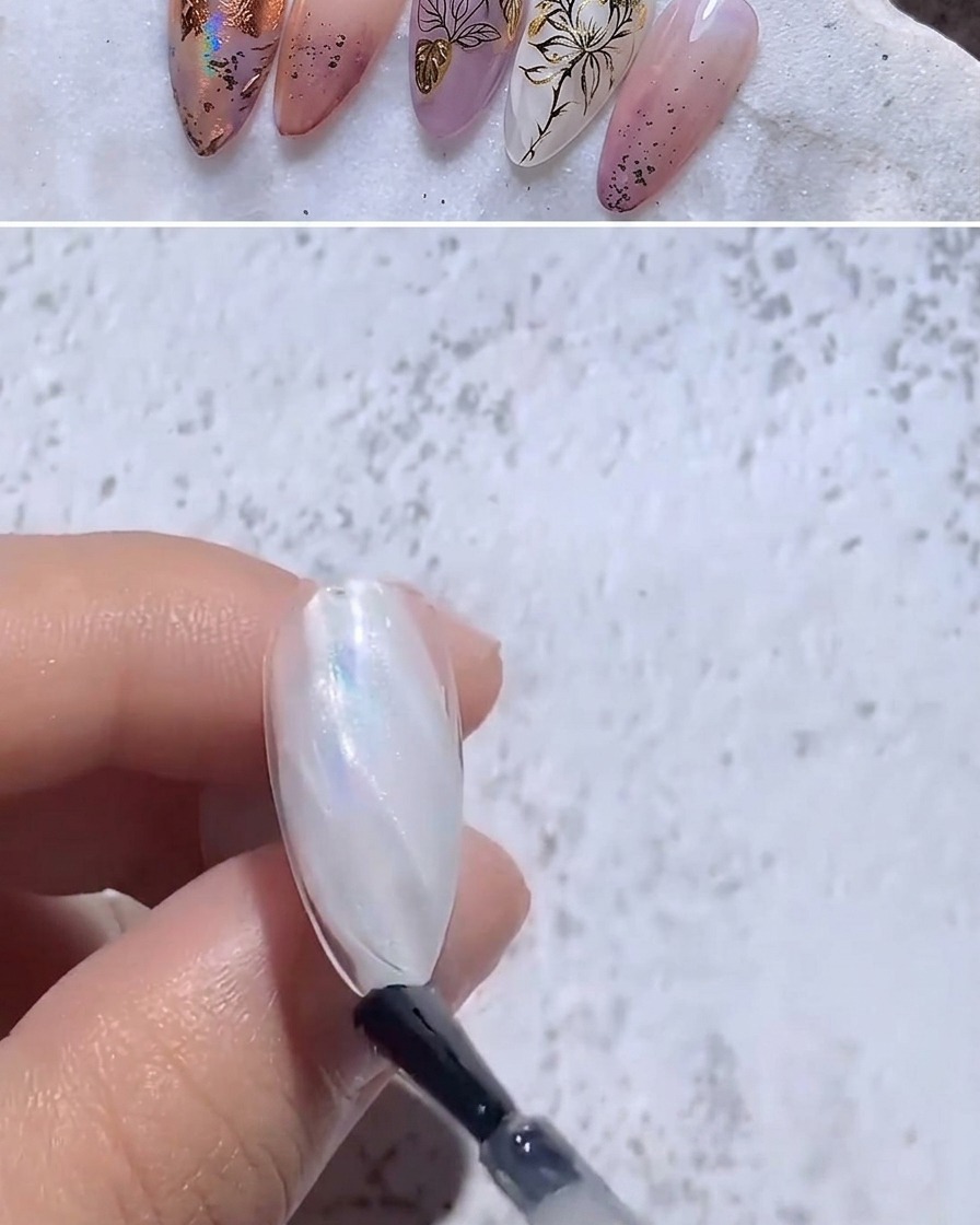 오로라 네일 위에 탑코트를 바르는 모습