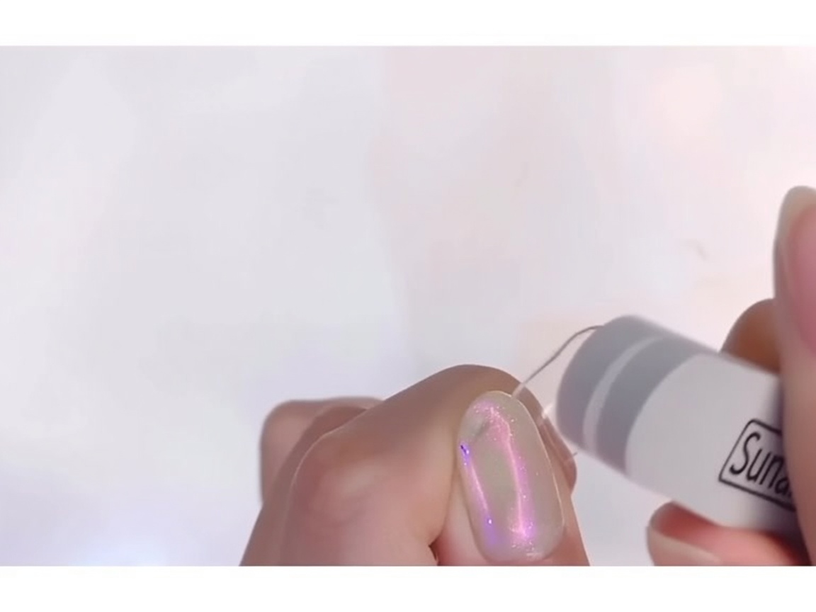 네일 파일로 투명 팁의 표면을 매트하게 만드는 모습.
