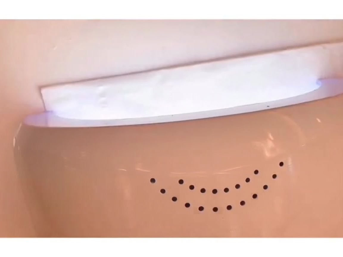 LED 램프 안에서 베이스 코트를 큐어링하는 모습.