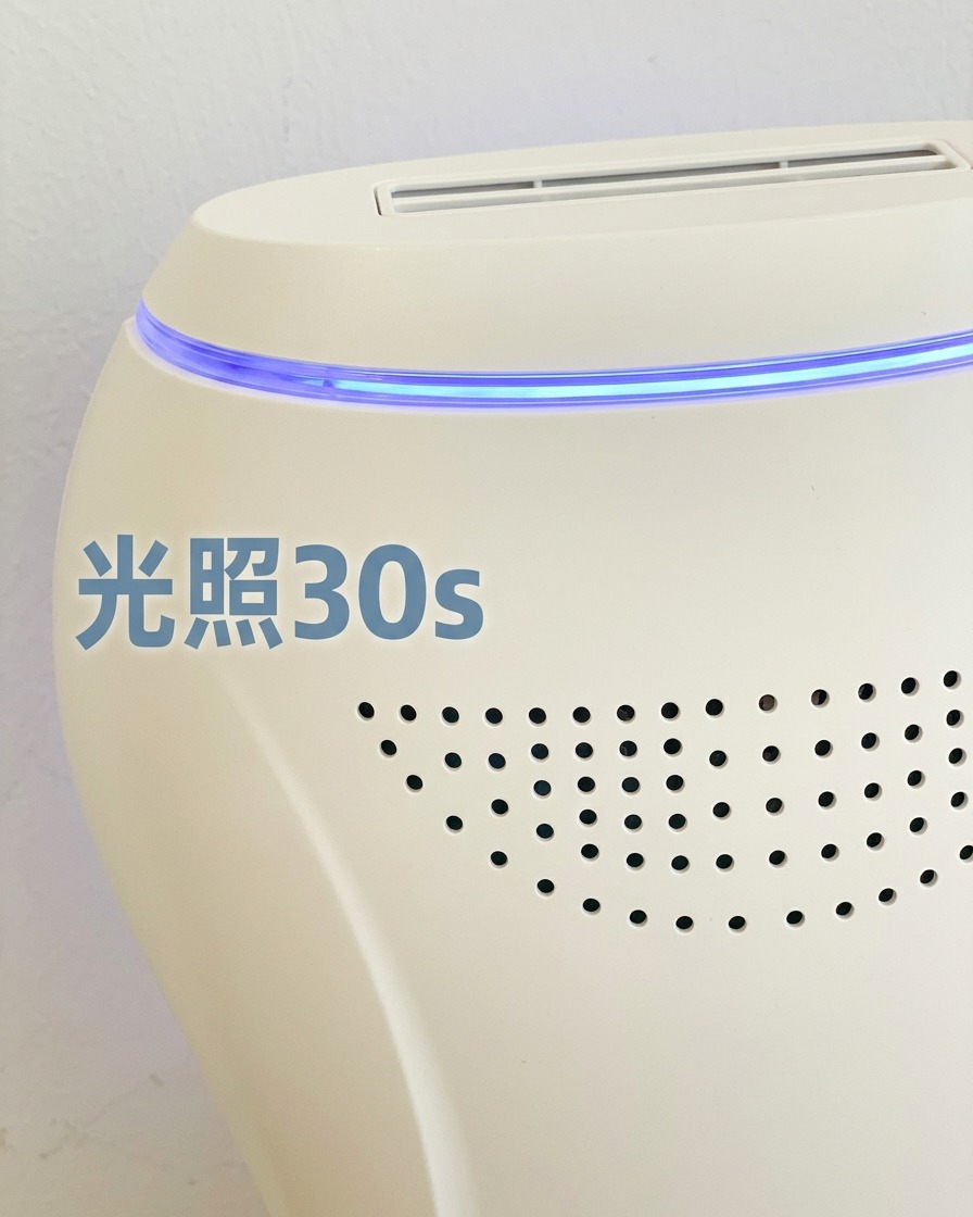 LED 램프에 손을 넣고 마무리 큐어링을 진행하는 모습.