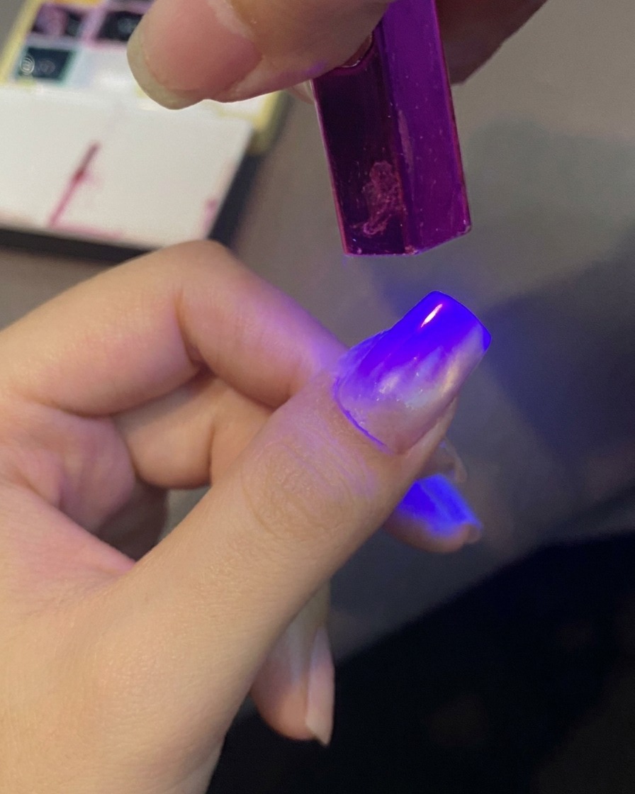미니 UV 램프 아래에서 찍어낸 장미 모양 젤을 큐어링하는 모습.