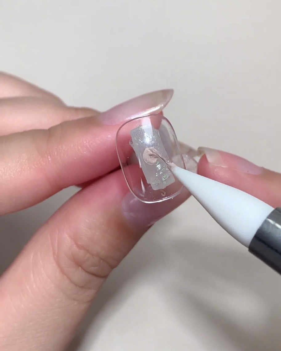 UV/LED 램프에 손톱을 넣어 큐어링하는 모습.