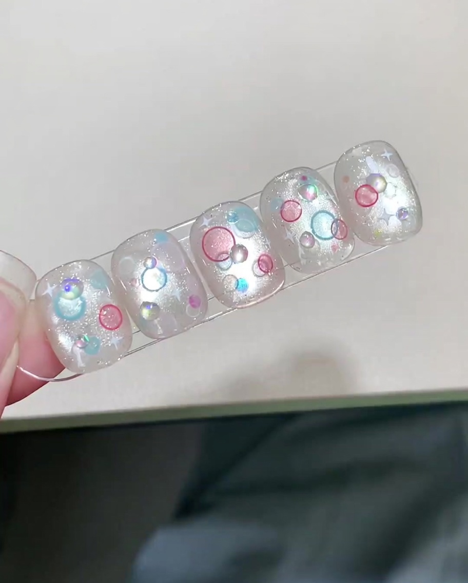 램프 안에서 모든 디자인이 마무리되어 큐어링되는 모습.