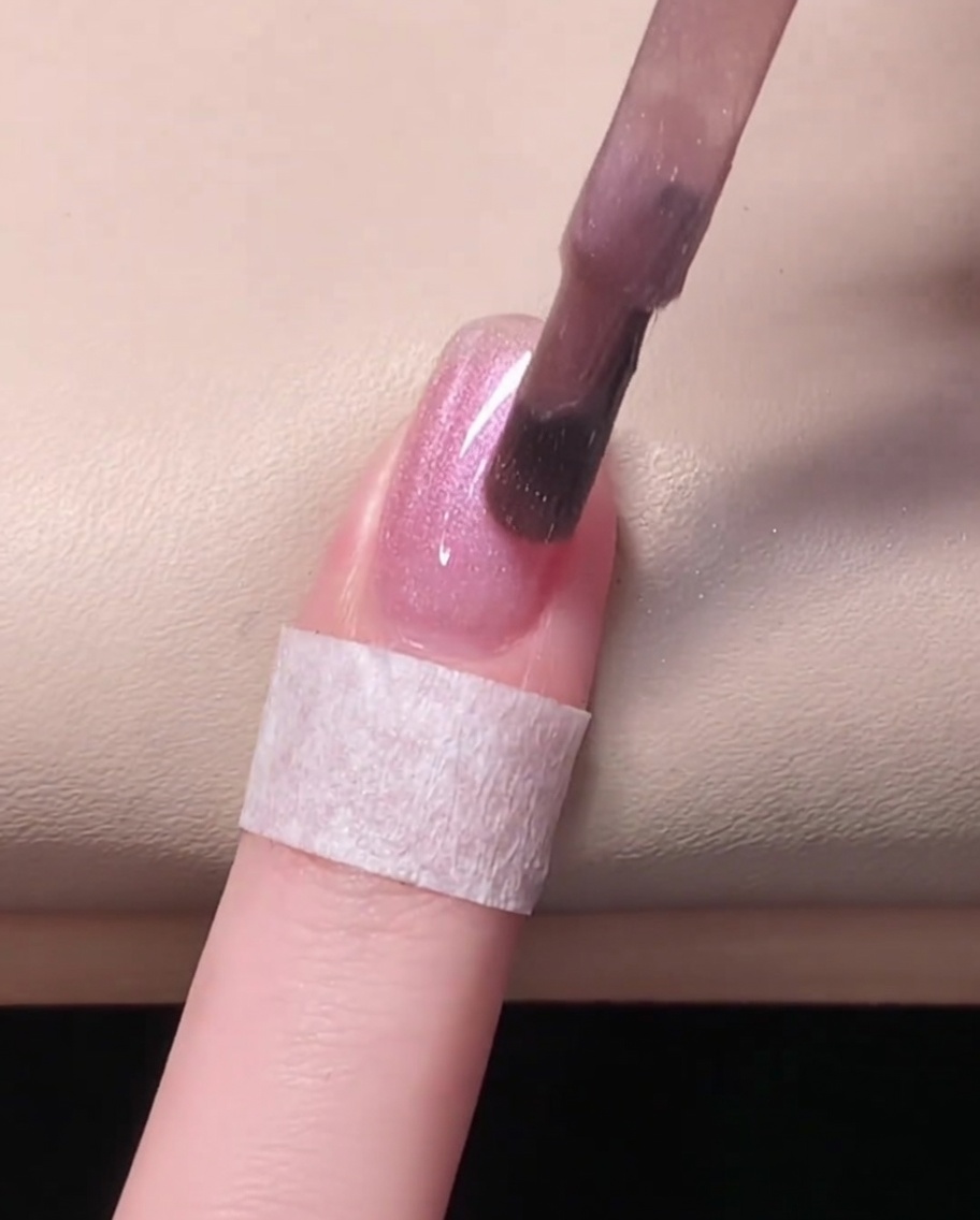 UV/LED 램프 안에서 젤 네일이 큐어링되는 모습.