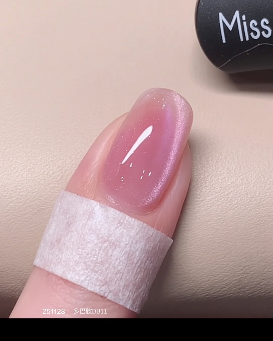 이미 큐어링된 젤 위에 두 번째 핑크 캣아이 젤을 바르는 모습.
