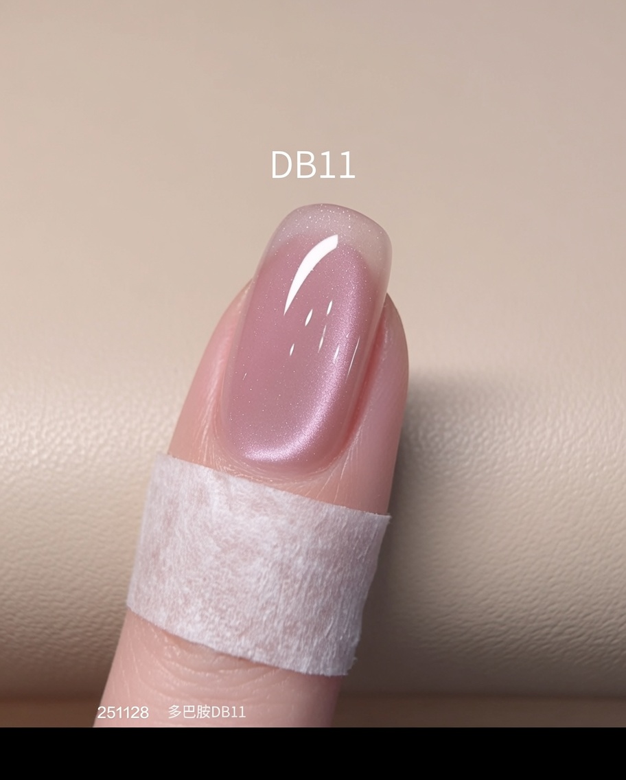 완성된 캣아이 디자인을 램프에 넣고 빠르게 큐어링하는 모습.
