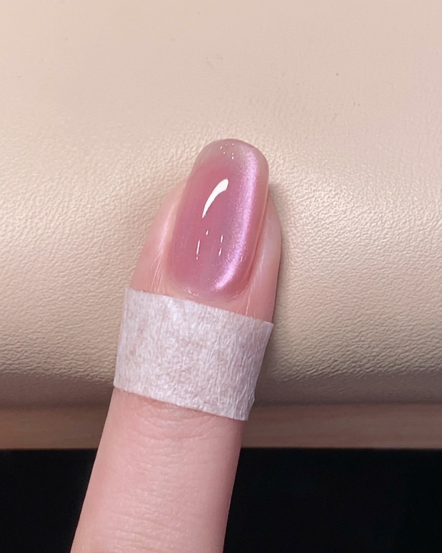 완성된 네일을 램프에 넣어 최종적으로 큐어링하는 모습.