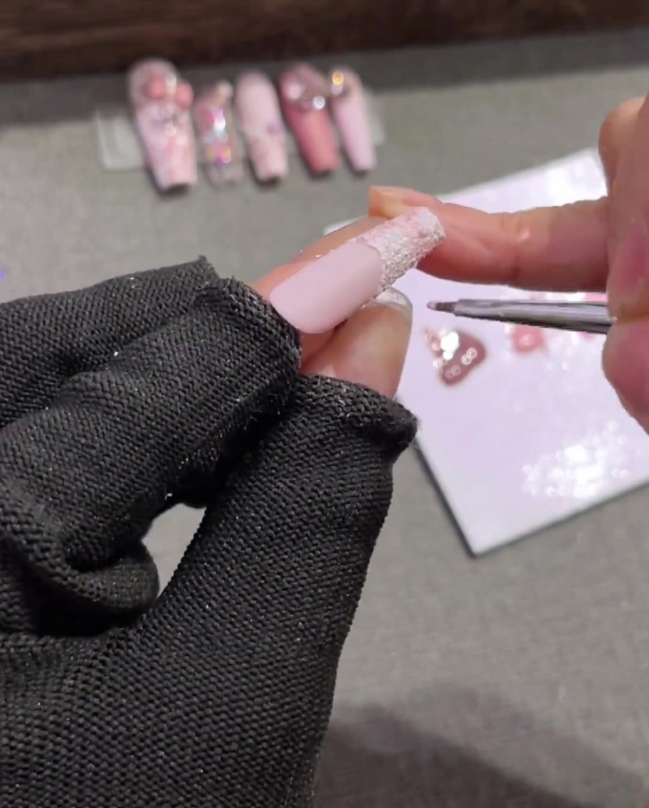같은 라이너 브러시로 흰색 팁 위에 수평 라인을 그려 격자무늬를 만드는 모습.