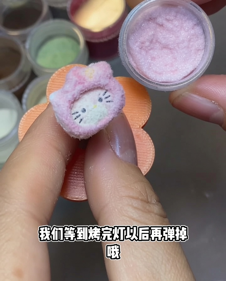 휴대용 UV 네일 램프 아래에서 큐어링 중인 헬로키티 네일 파츠.