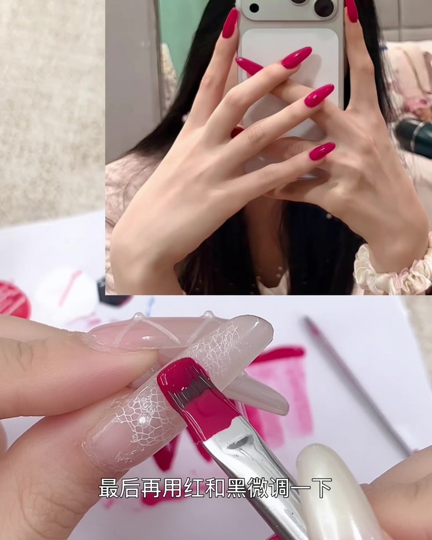 네일 브러시로 투명한 연습용 네일 팁에 선명한 베리 레드 젤을 바르는 모습.