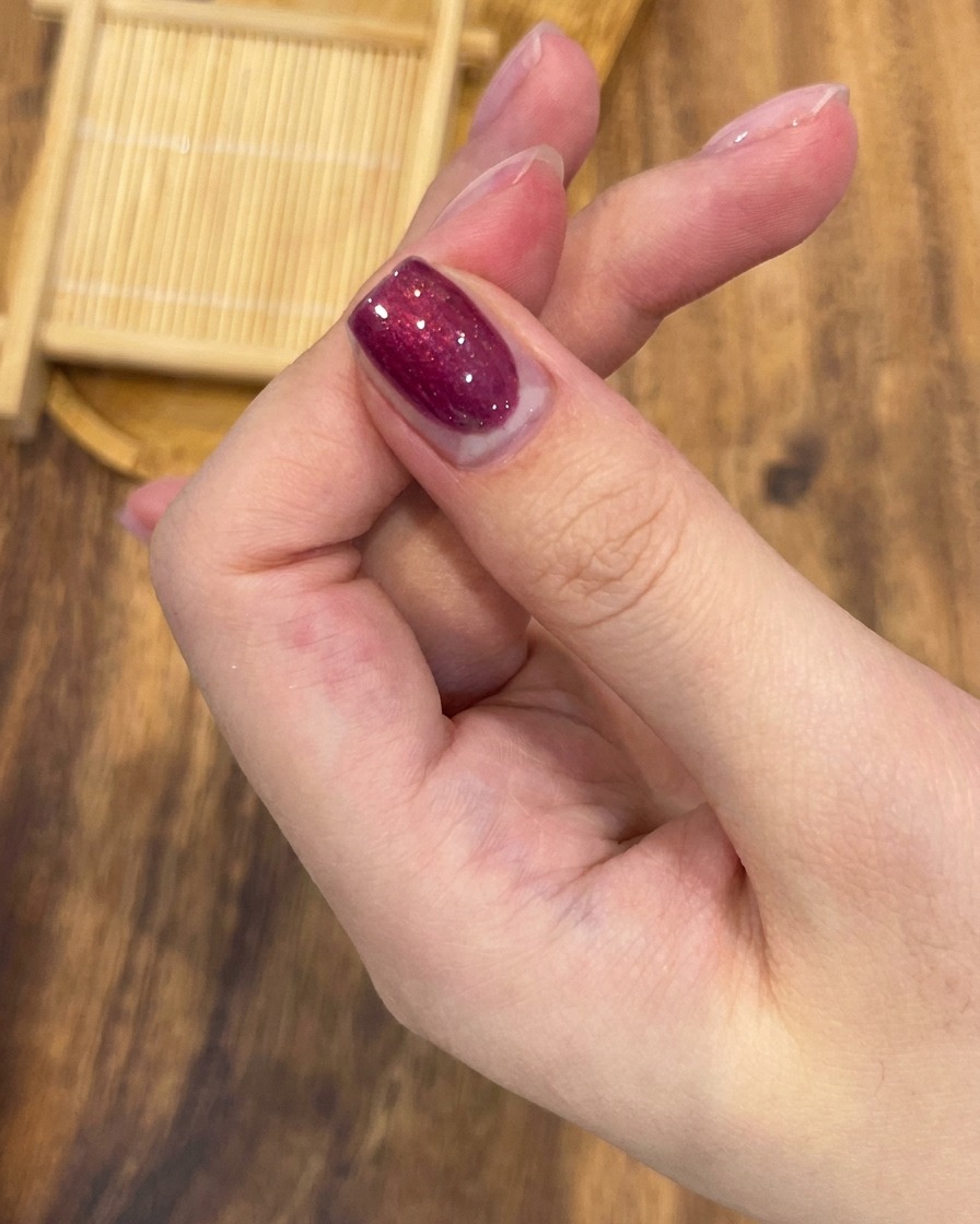 로즈 레드 마그네틱 젤을 손톱 전체에 고르게 펴 바르는 모습.