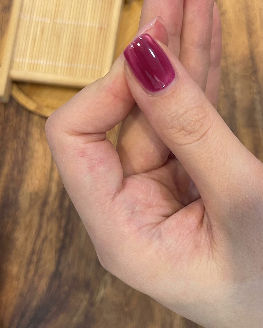 자석을 사선으로 위치시켜 마그네틱 빛 라인을 더욱 또렷하게 만드는 모습.