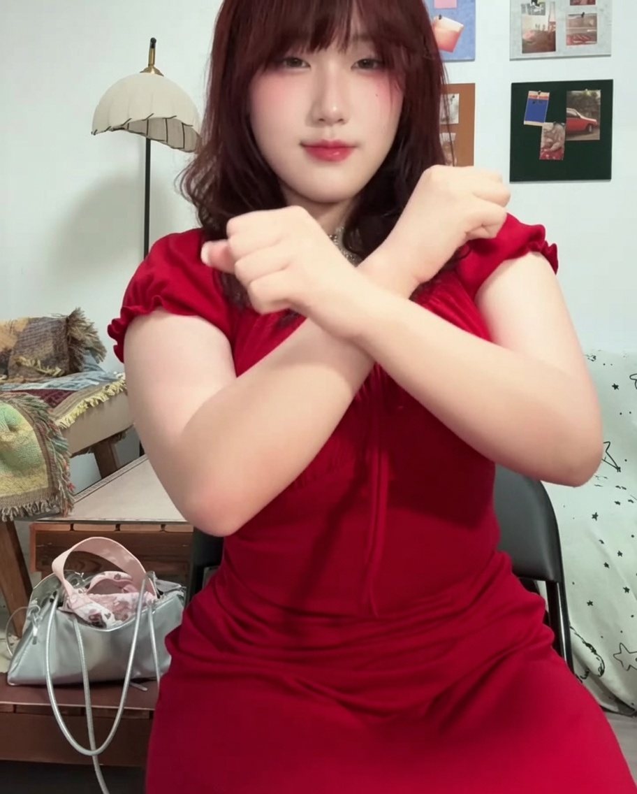 전문가용 브러시로 자연 네일에 투명한 젤 베이스 코트를 바르는 클로즈업 모습
