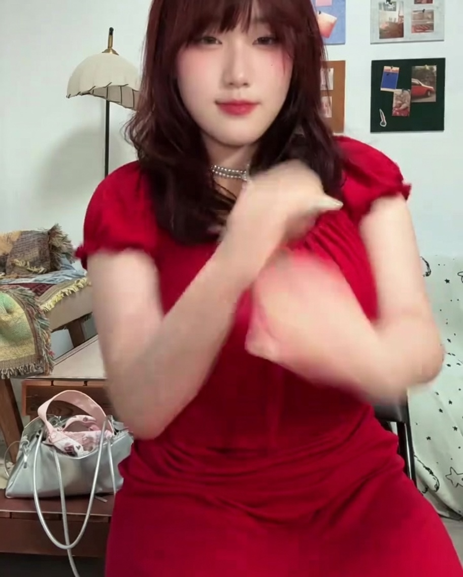 엄지와 검지 손톱에 선명한 푸시아 젤 폴리시를 바르는 브러시