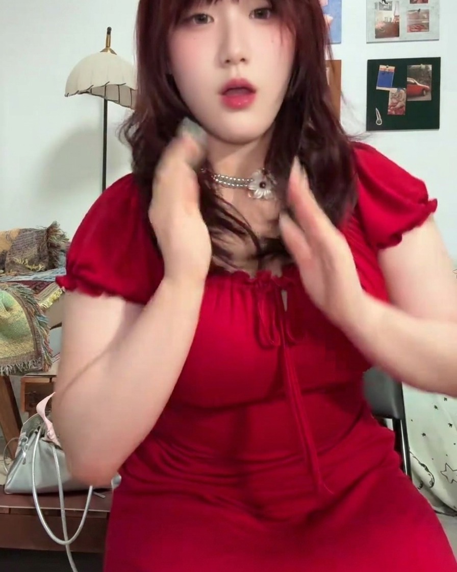 오른손 손톱에 투명 젤 베이스 코트를 바르는 네일 아티스트