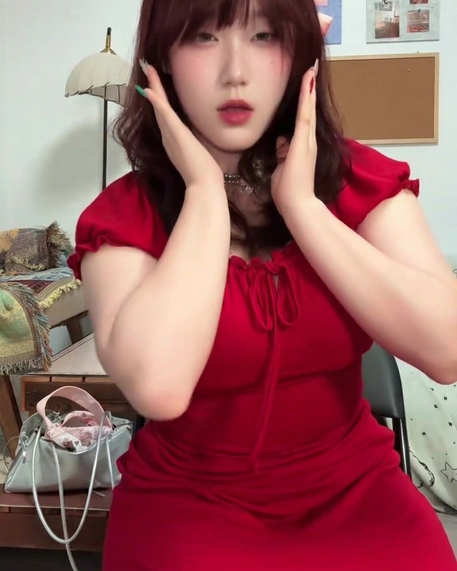 레오파드 패턴으로 장식되는 중지 손톱의 상세 모습