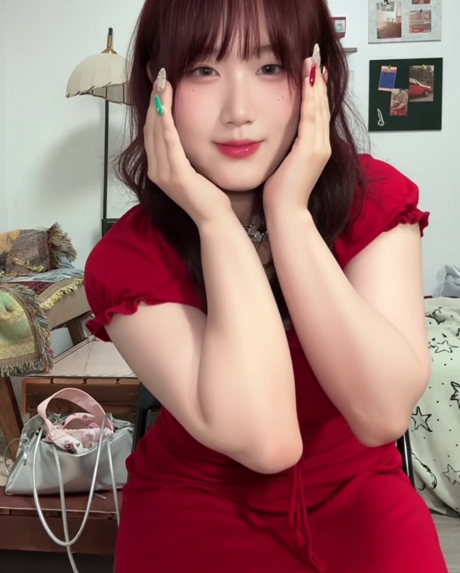 완성된 레오파드 및 푸시아 네일 위에 투명하고 광택 나는 탑 코트를 바르는 네일 브러시