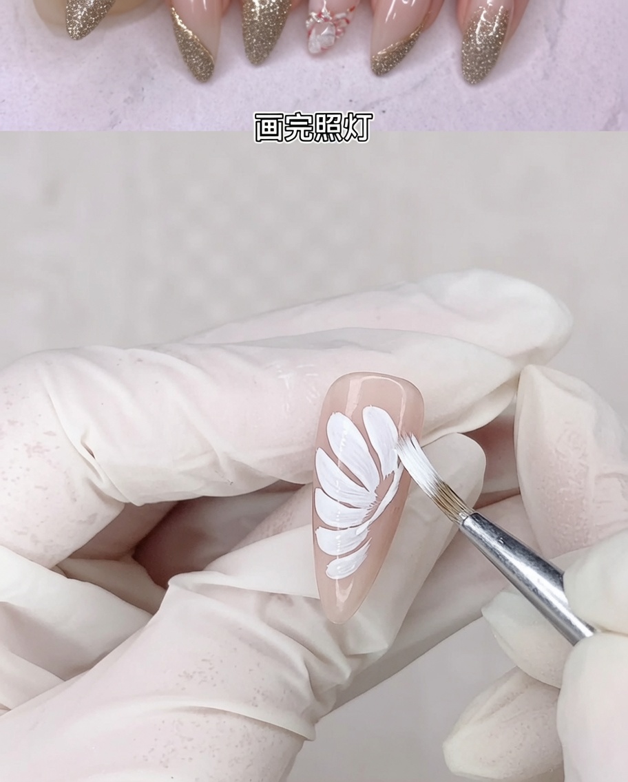 그려진 화이트 데이지 디자인을 UV 램프에서 굽는 모습.