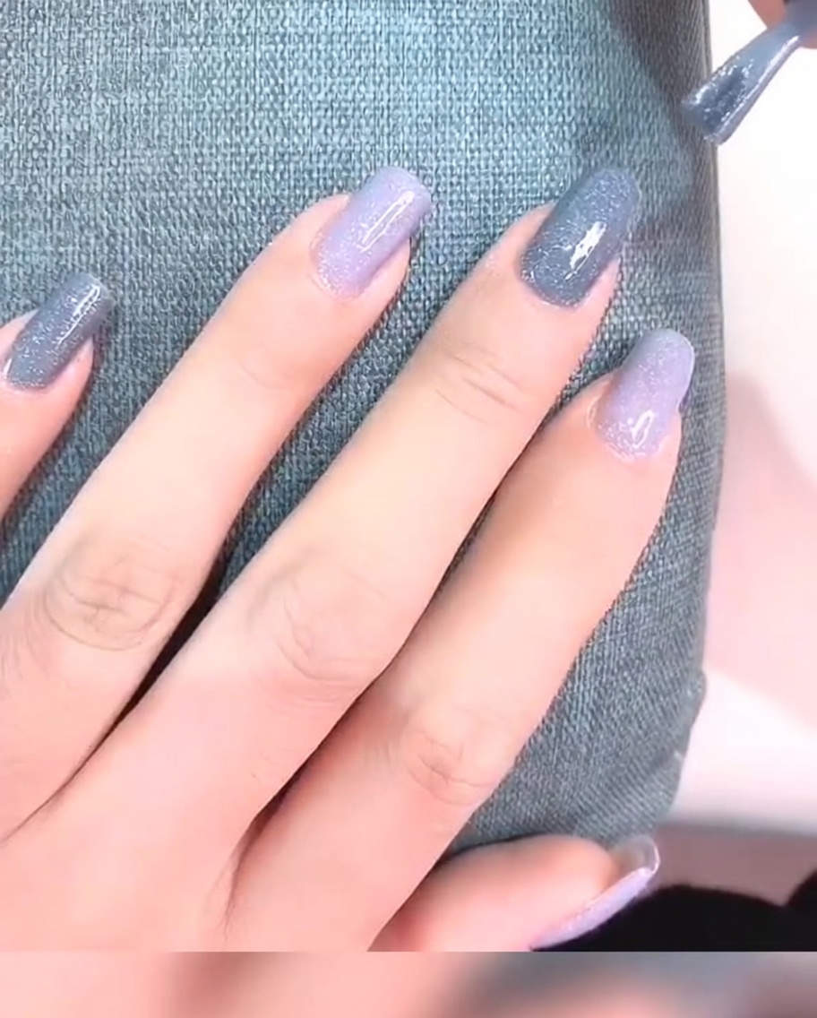 두 번의 젤 코팅을 마쳐 색상이 선명하고 표면이 매끄러운 손톱.
