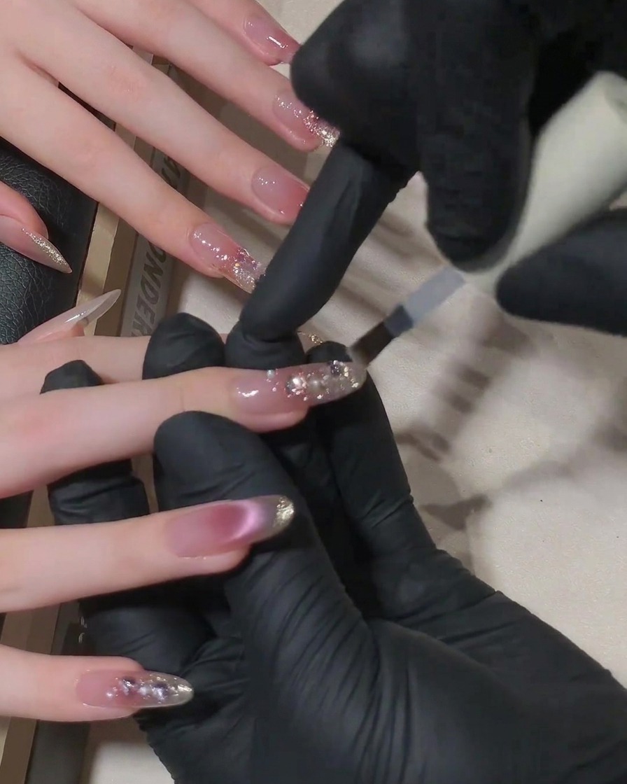 전문 UV 네일 램프 안에서 최종 큐어링 과정을 거치는 네일의 근접 샷.