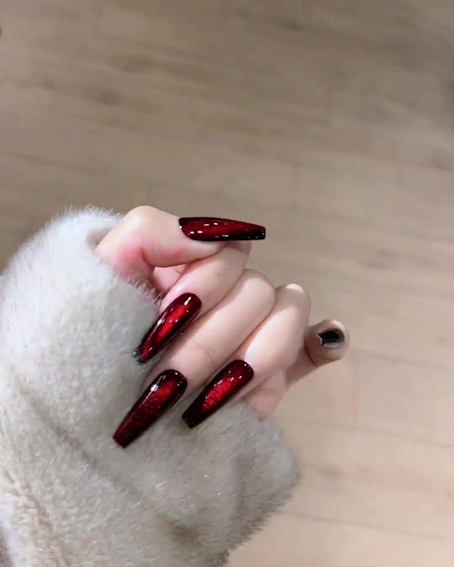 리트 프리 와이프로 네일 표면을 닦아내는 모습.