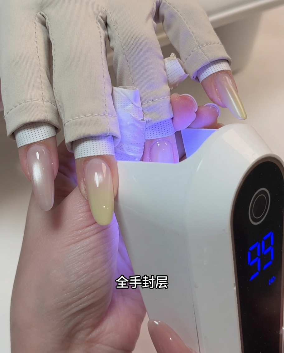 전문 UV 네일 램프 안에서 큐어링 중인 손.