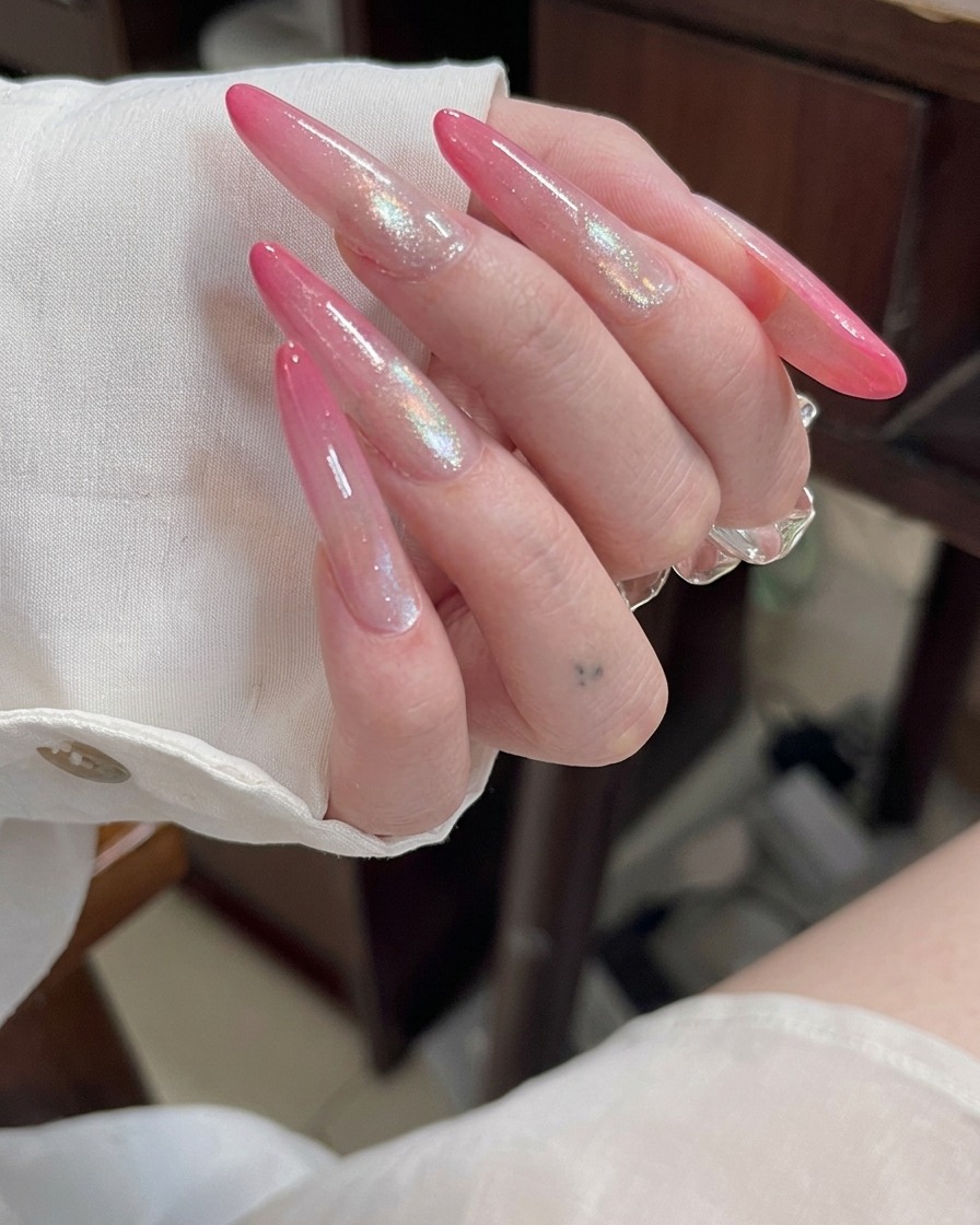 컬러를 바르기 전, 투명한 연장 구조가 보이는 롱 스틸레토 아크릴 네일의 모습.