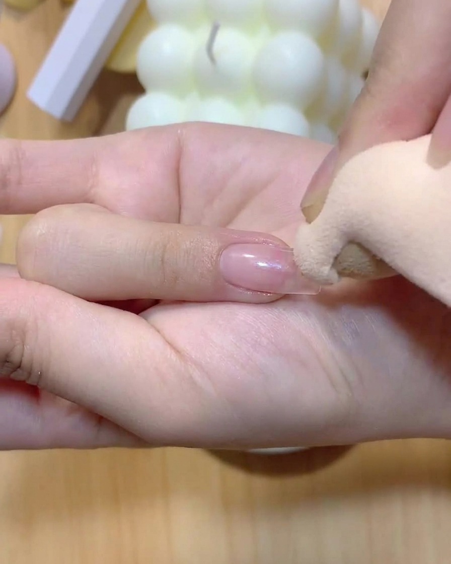 메이크업 스펀지로 손톱에 컬러를 부드럽게 두드려 옴브레 그라데이션을 만드는 모습.