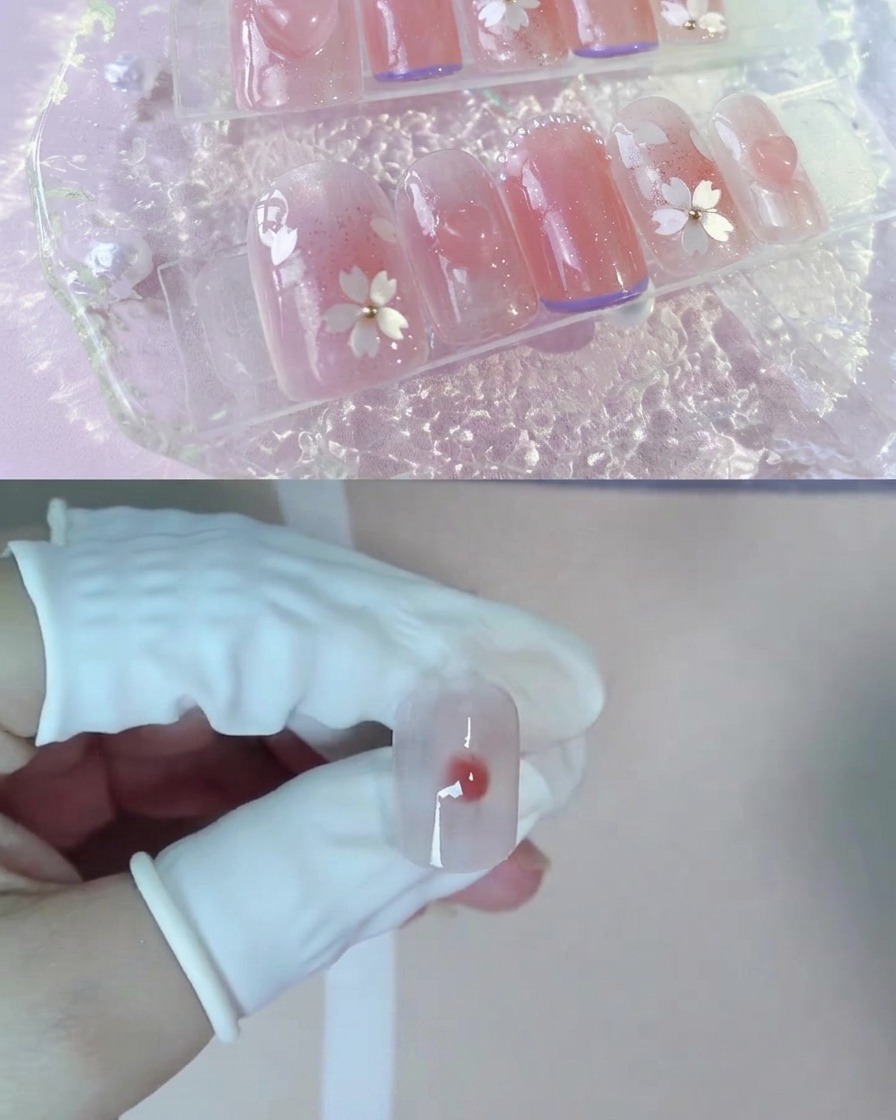 손톱 위 젖은 블루밍 젤 중앙에 얹혀 있는 짙은 누드 피치 젤 한 방울.
