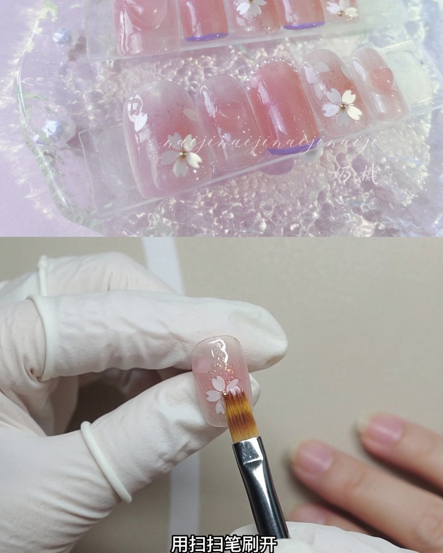 부드러운 더스팅 브러시로 장식된 손톱을 가볍게 쓸어 반짝이는 입자를 퍼뜨리는 장갑 낀 손.