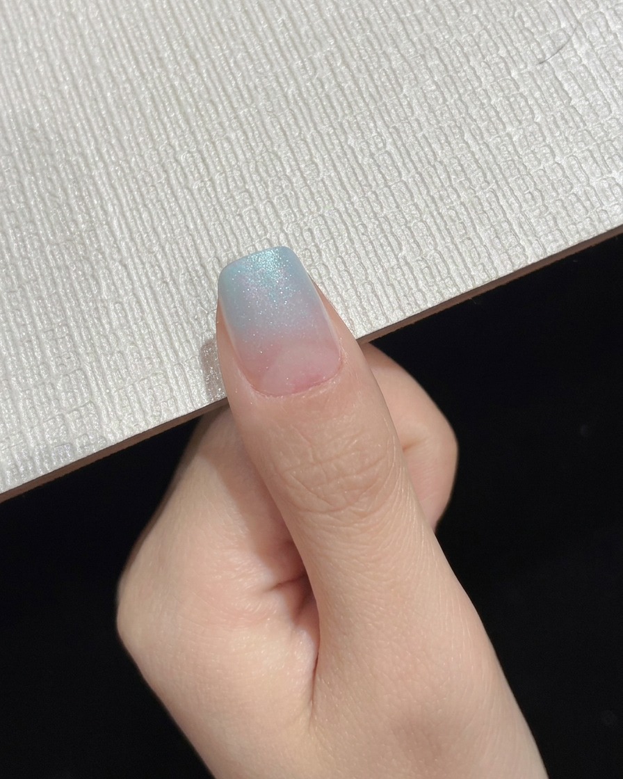 중간 진행 과정으로 보여지는 완성된 블루 그라데이션 옴브레 네일.
