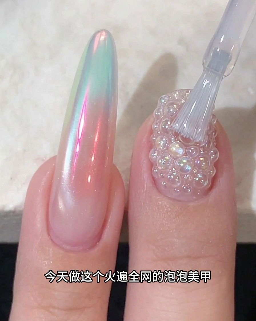 스펀지 팁으로 영롱한 오로라 크롬 파우더를 묻히는 모습.