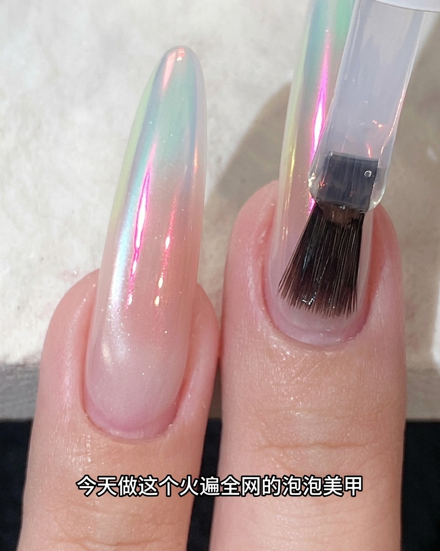 영롱하게 빛나는 크롬 네일 위에 탑코트를 바르는 브러시.