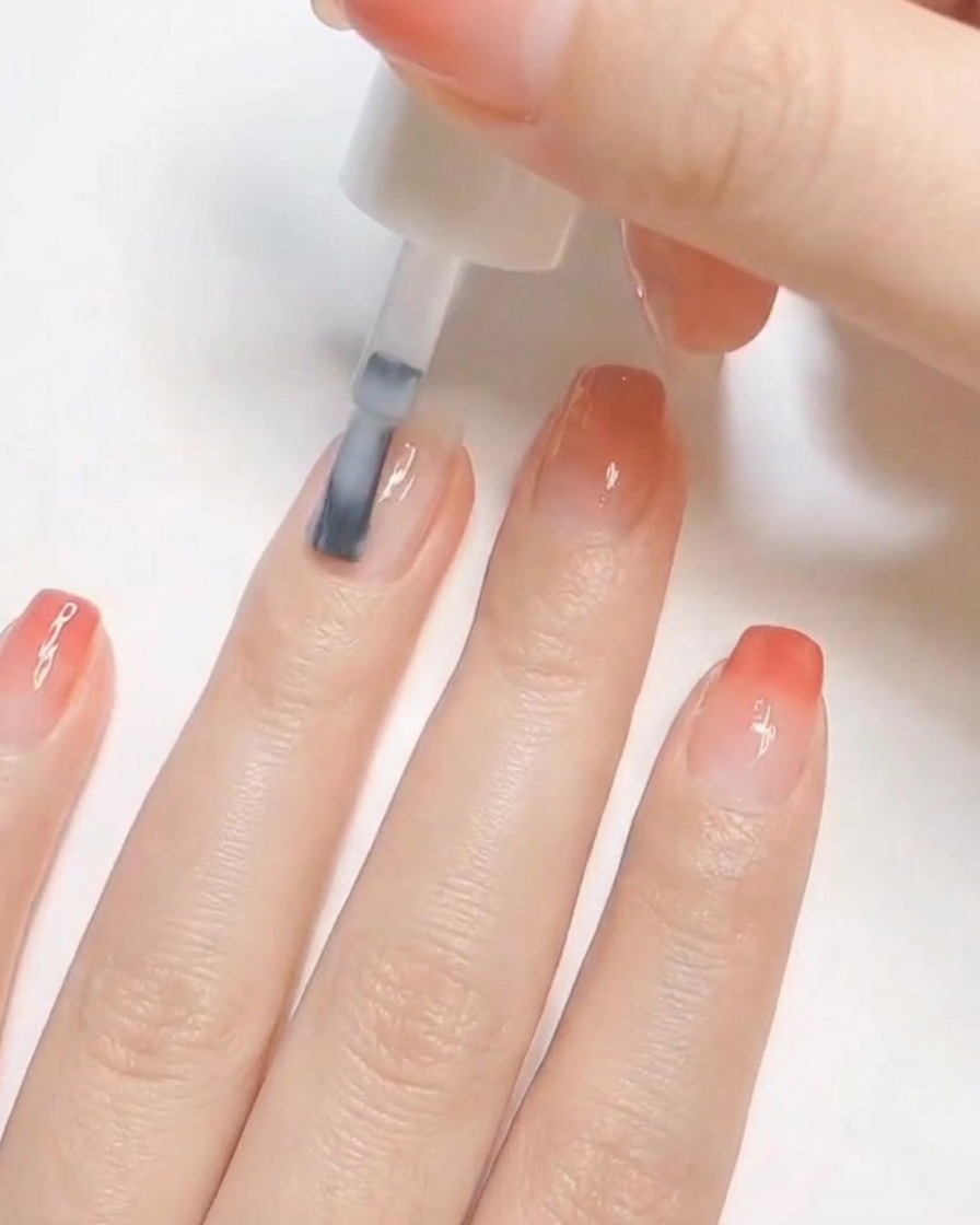 네일 브러시로 정돈된 자연 손톱에 불투명한 화이트 폴리시를 1코트 바르는 모습.