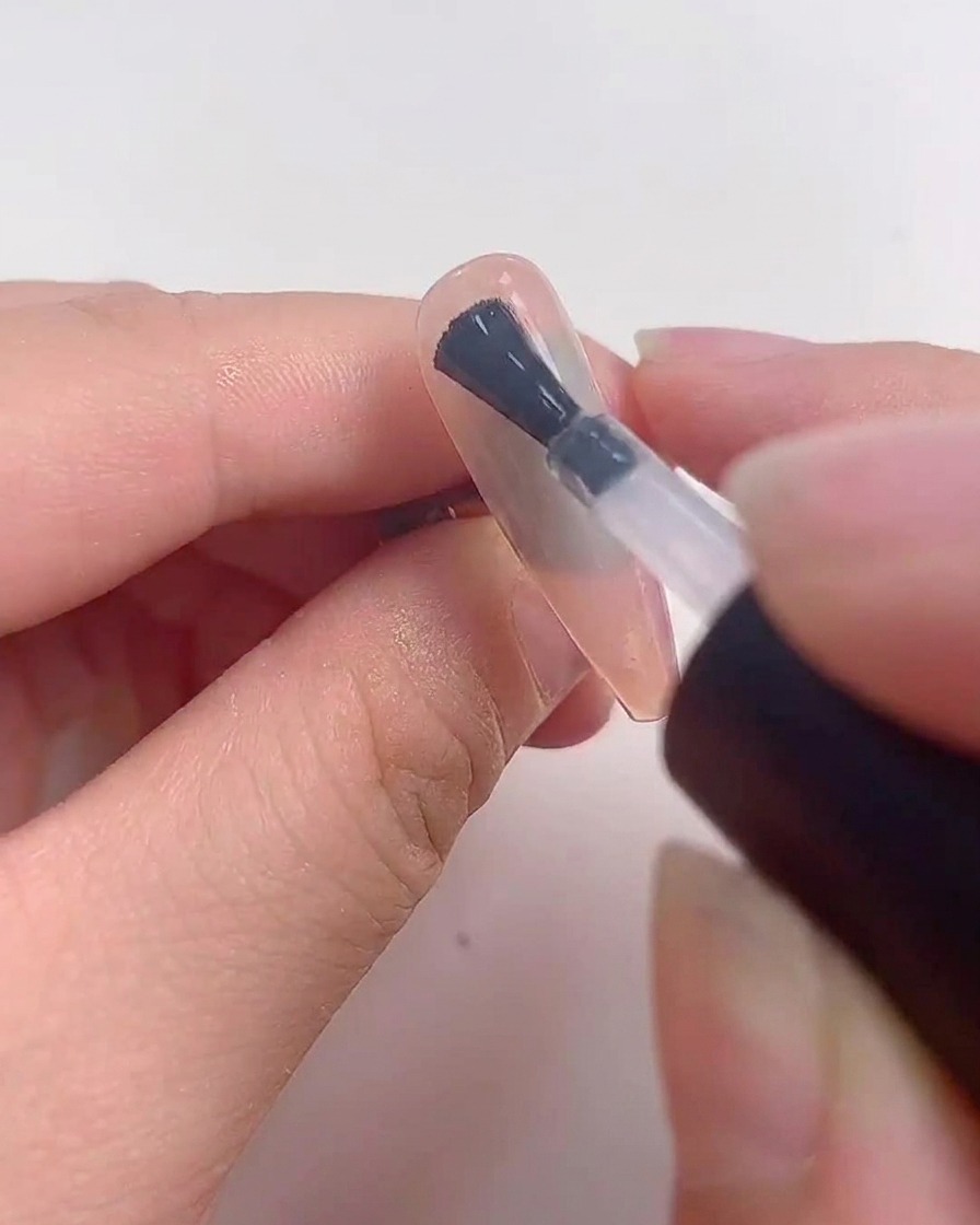 경화 과정에서 UV 또는 LED 램프 아래에 놓인 네일.