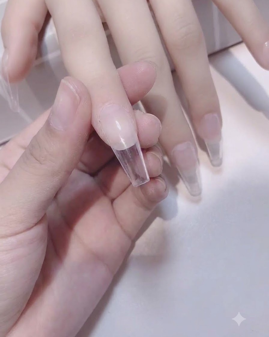 스펀지 브러시로 네일 팁에 화이트 젤을 두 번째로 바르는 모습.