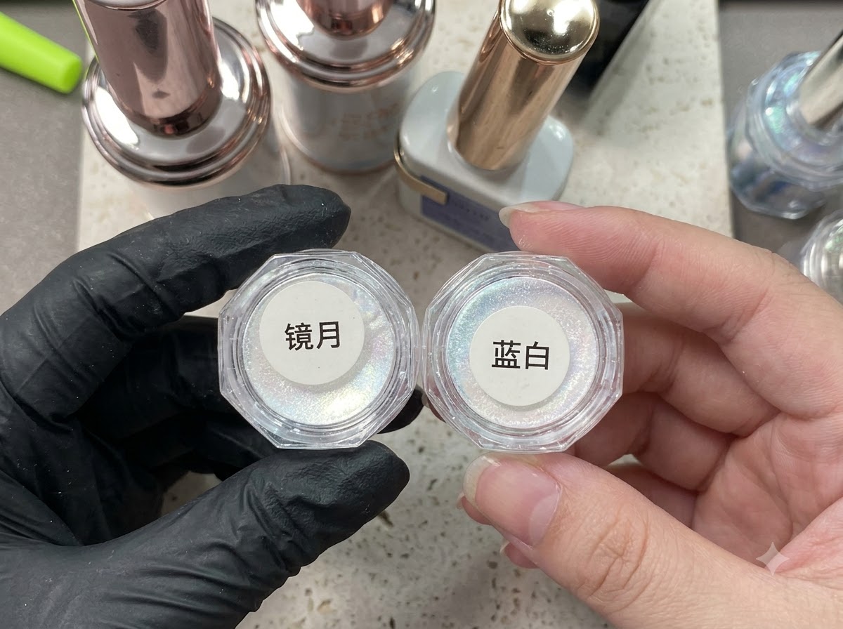 장갑을 낀 손으로 두 개의 열린 오로라 파우더 유리병을 들고 있는 모습.