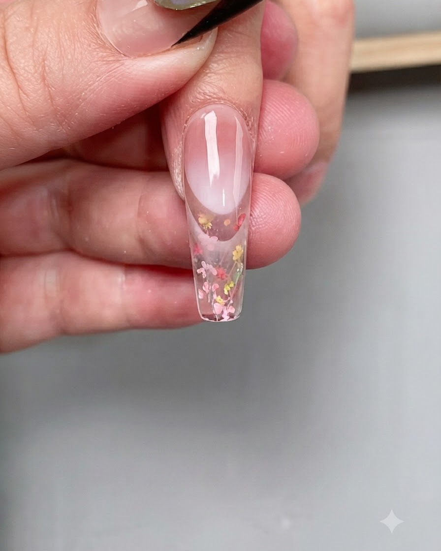 큐어링 과정에서 손톱이 UV 네일 램프 아래에 위치한 모습.