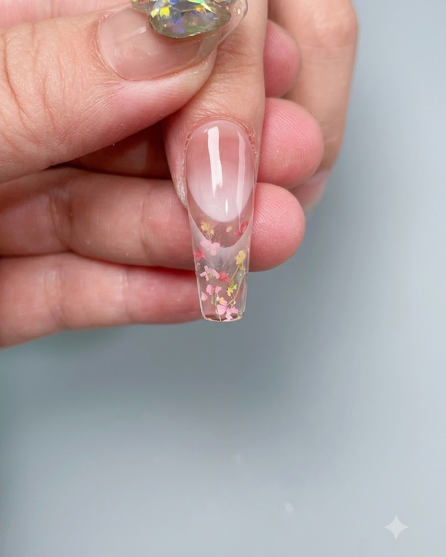 임베디드 건조화가 포함된 네일이 전문 UV/LED 네일 램프 안에서 큐어링되는 모습.
