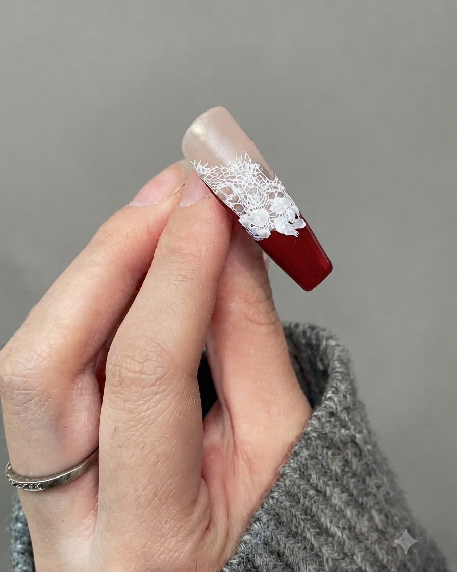 화이트 장미 꽃 주변에 그려진 작은 화이트 잎 디테일들을 보여주는 네일 클로즈업 샷.