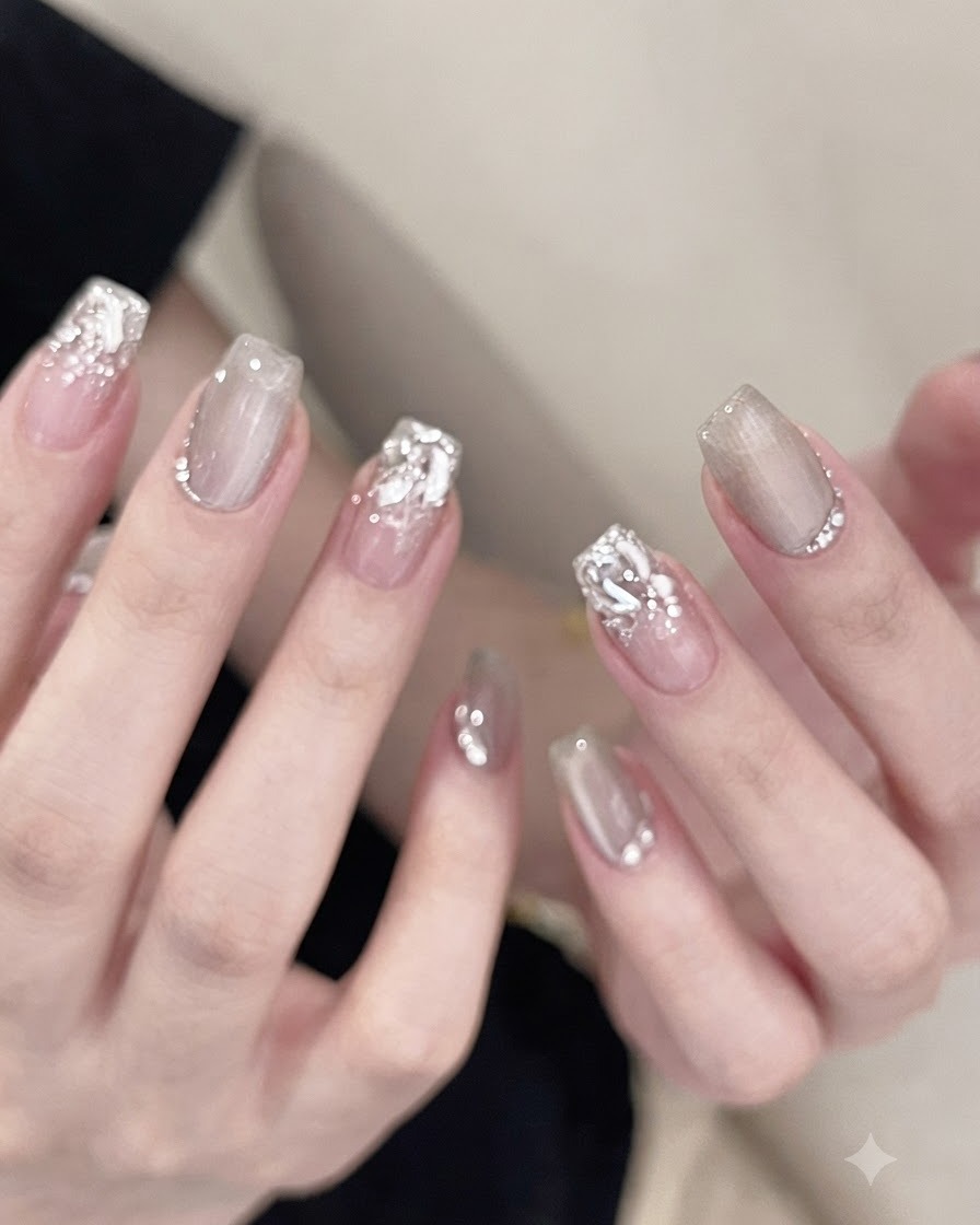 전문용 UV 네일 램프 안에 손을 넣어 손톱 위의 스톤과 접착제를 경화하는 모습.