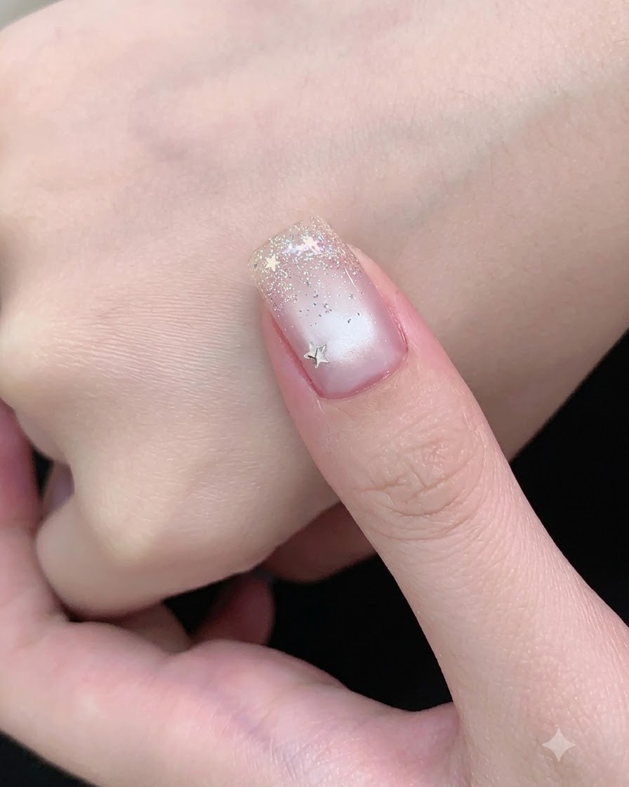젖은 캣아이 젤이 발린 손톱 위에서 마그네틱 완드가 왕복으로 움직이는 모습.