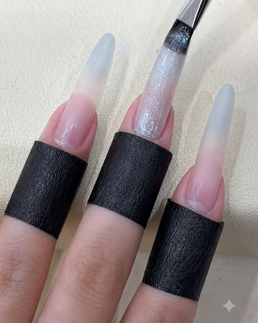 네일 브러시로 길게 조형된 손톱 위에 반짝이는 스타리 캣아이 젤을 바르는 모습.