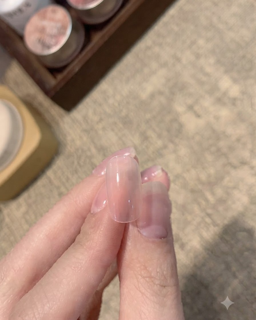 부드러운 핑크 베이스가 반투명 팁과 어우러지는 깨끗하고 매끄러운 그라데이션 네일.