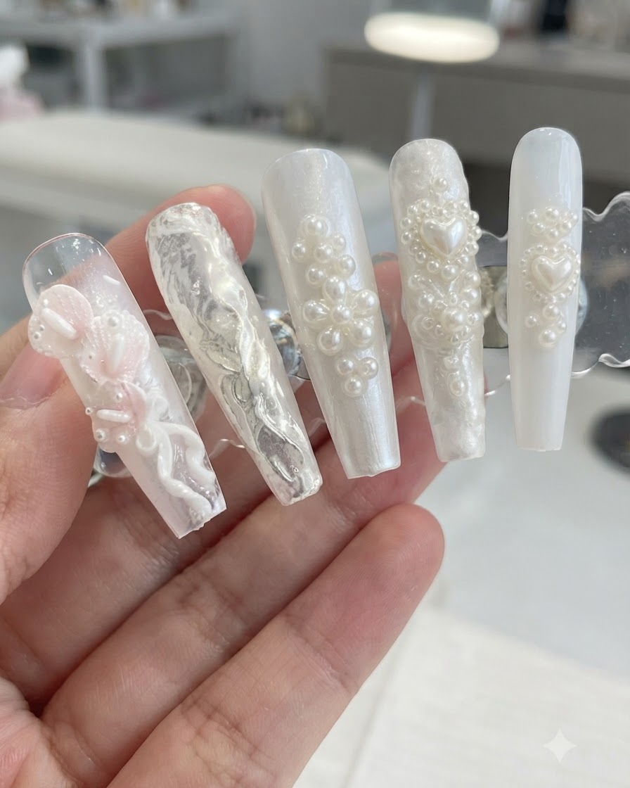 잔여 진주 쉬머 파우더를 가벼운 브러시로 털어낸 후의 3D 진주 플로럴 네일 디자인 디스플레이 스탠드.
